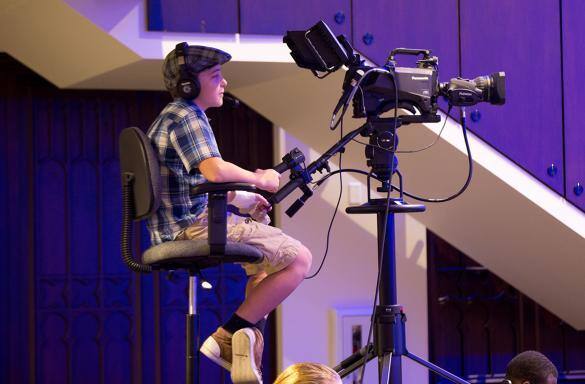 Caméra de diffusion professionnelle sur le trépied dans une galerie.