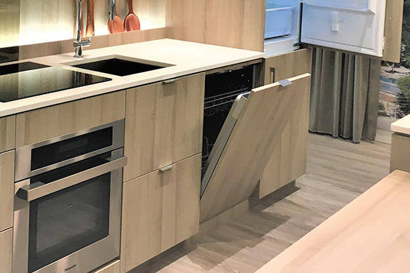 Le lave-vaisselle prêt pour le panneau intégré dans une armoire de cuisine moderne.