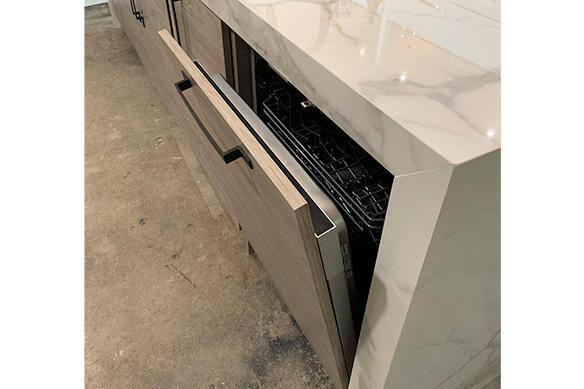 Lavage de vaisselle prêt à panneau intégré dans les armoires de cuisine.
