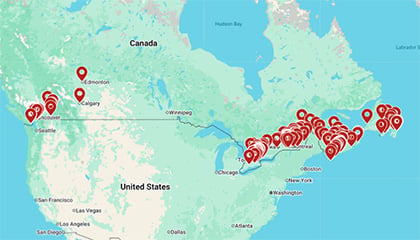 Carte du Canada avec des repères rouges indiquent les nombreux revendeurs de systèmes de chauffage et de climatisation Panasonic dans tout le pays.