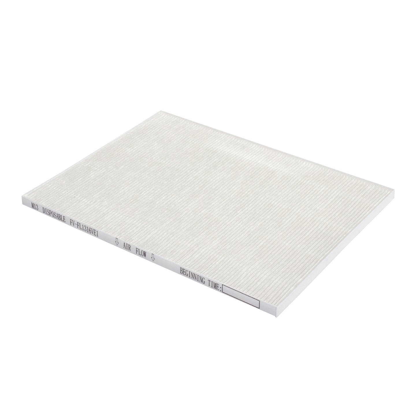 Filtre à air rectangulaire blanc avec des écritures sur le côtédessus.