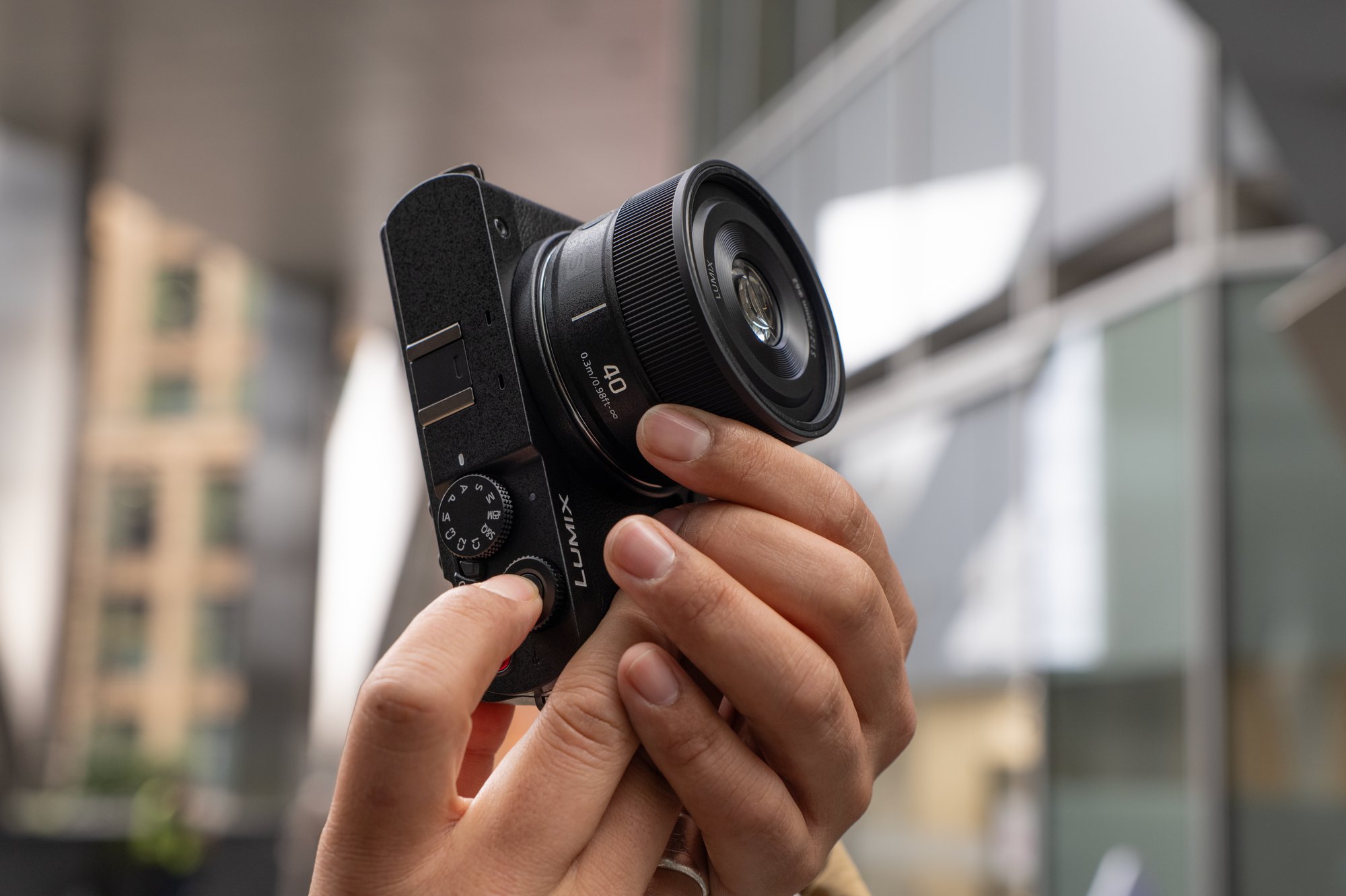 A hand holding camera with SS40 lens