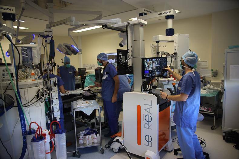 Imagemédia uses Panasonic PTZ cameras to record rare surgery - Case Study_siamese twins_france_1