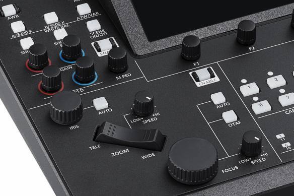 Gros plan d'un contrôleur de caméra à distance à écran tactile avec divers boutons et boutons.