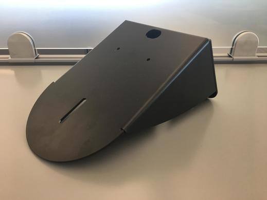 Support de montage mural noir pour les caméras PTZ sur une surface légère.