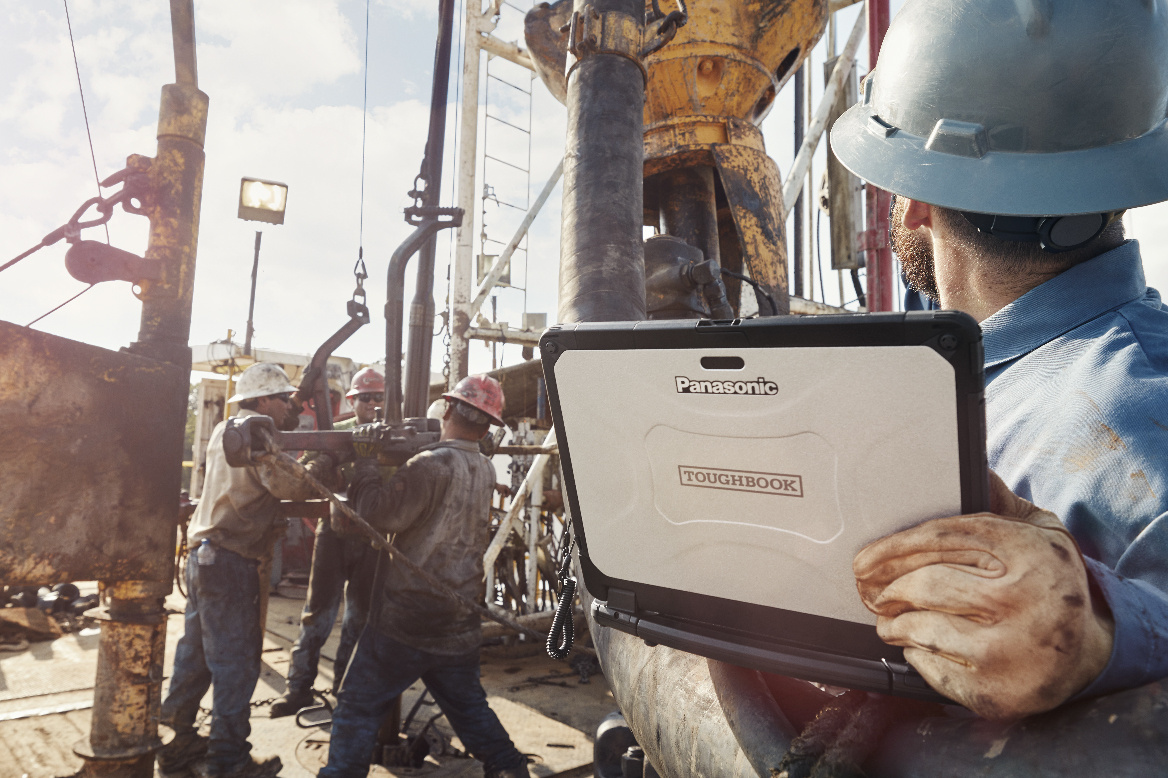 Un homme utilisant une tablette Panasonic robuste sur un site industriel.