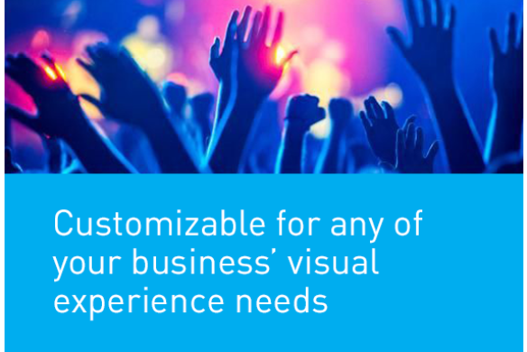 Coucle de concert avec des mains surélevées, superposition de texte sur les visuels commerciaux personnalisables.