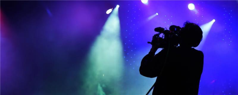 Silhouette d'un homme qui est en train de filmer.